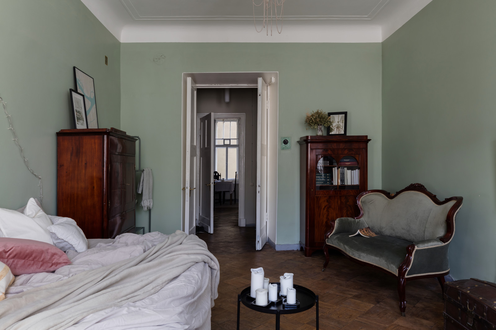 В гостях: Квартира в Петербурге – со слоном и антиквариатом