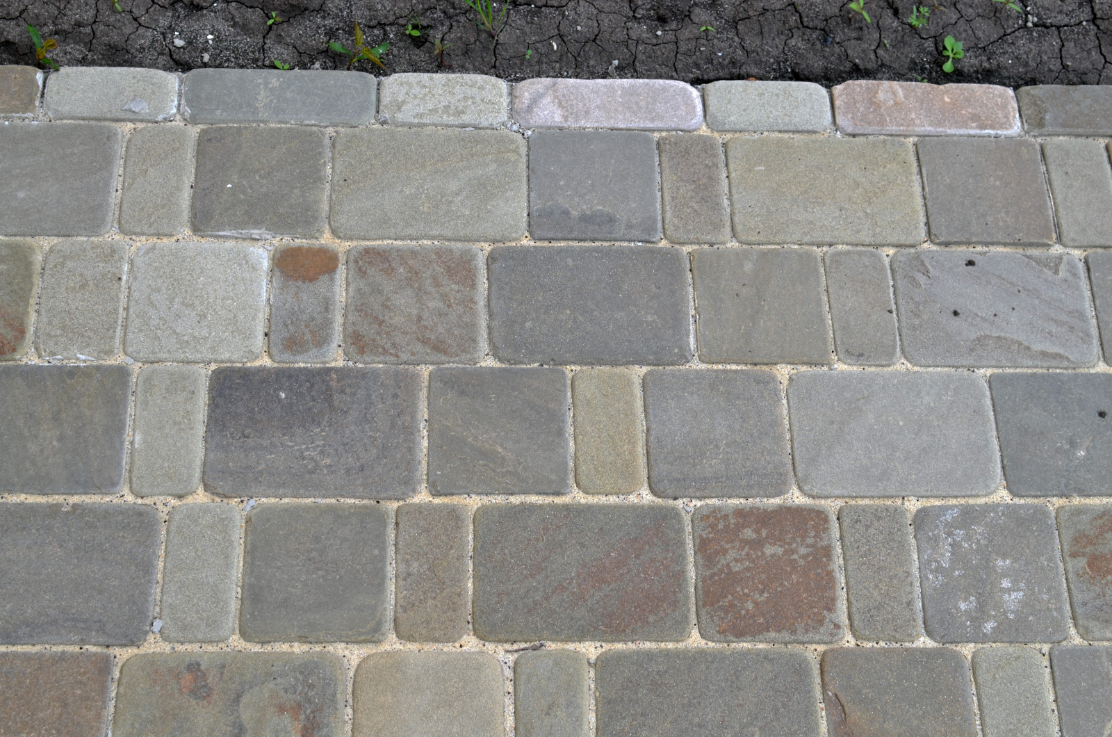 Мощение натуральным камнем песчаником во дворе