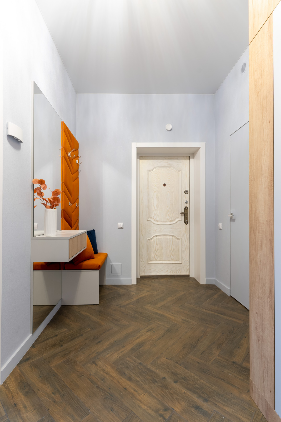 Кухня-гостиная, облегченная, светлая в основном объеме и с акцентным светом, в с