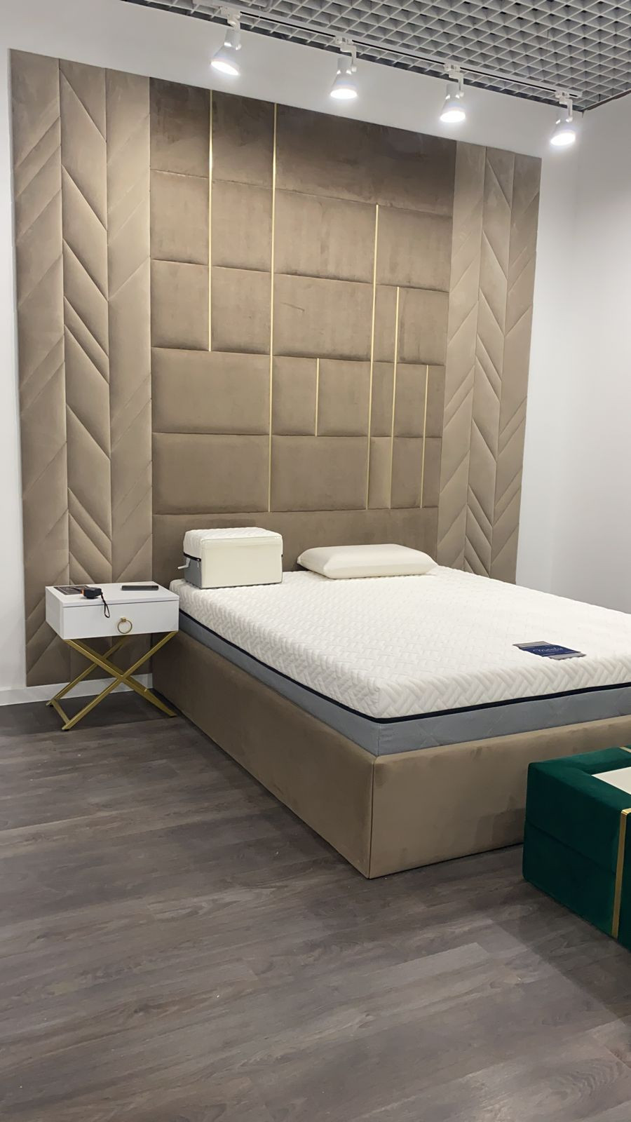 Обложка проекта: Кровать в нашем шоуруме