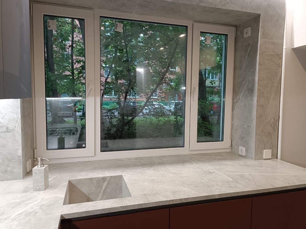 Кухня со столешницей из керамогранита и интегрированной мойкой