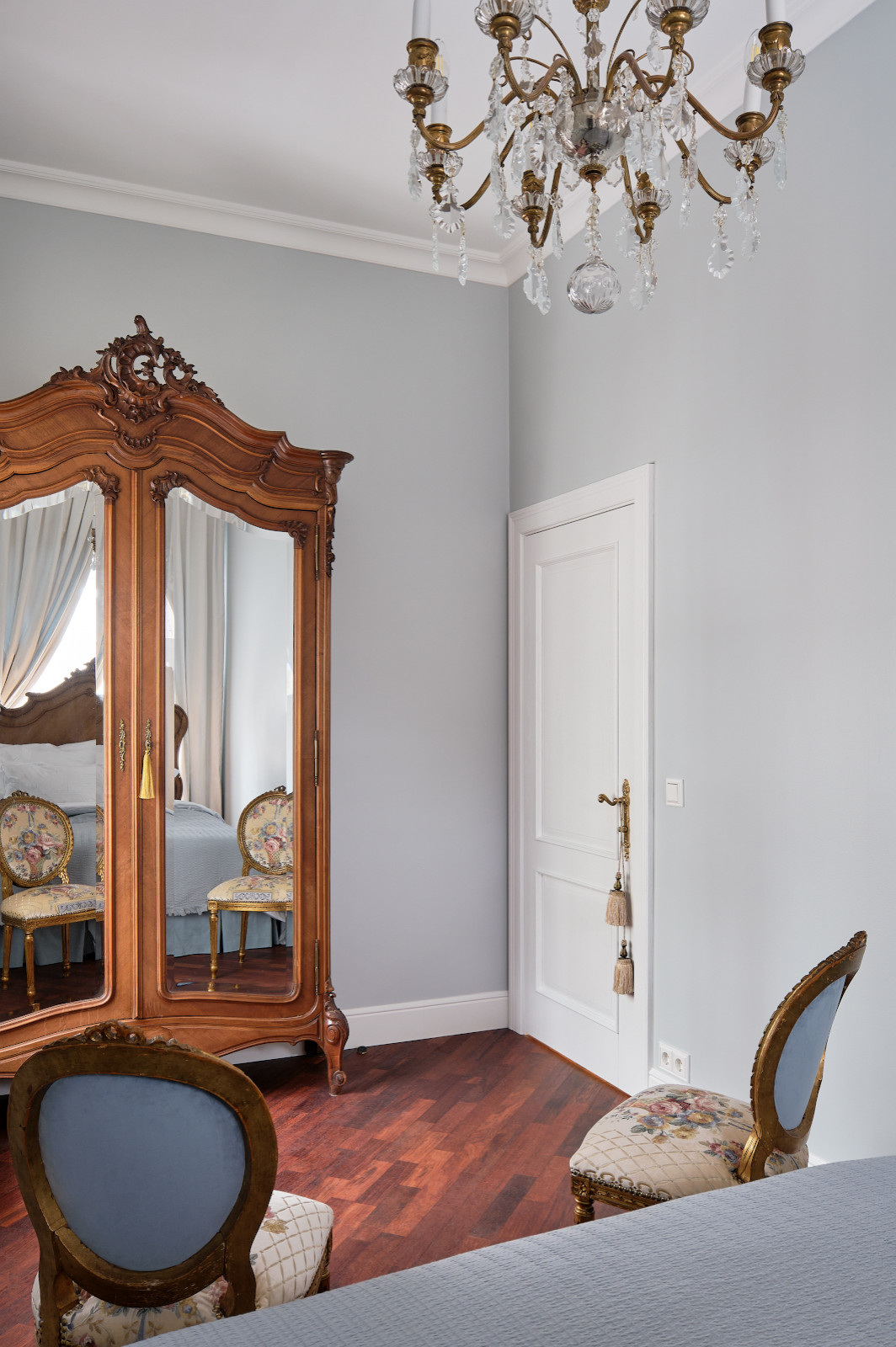 Классический интерьер с Орлеаном в отделке дуб