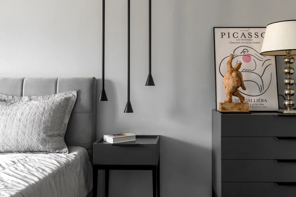 Квартира в стиле фьюжен с золотистой вытяжкой и коллекцией статуэток