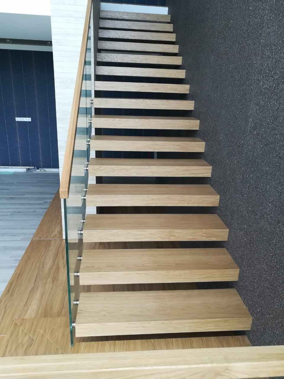 Обложка проекта: Лестница в доме со вторым светом