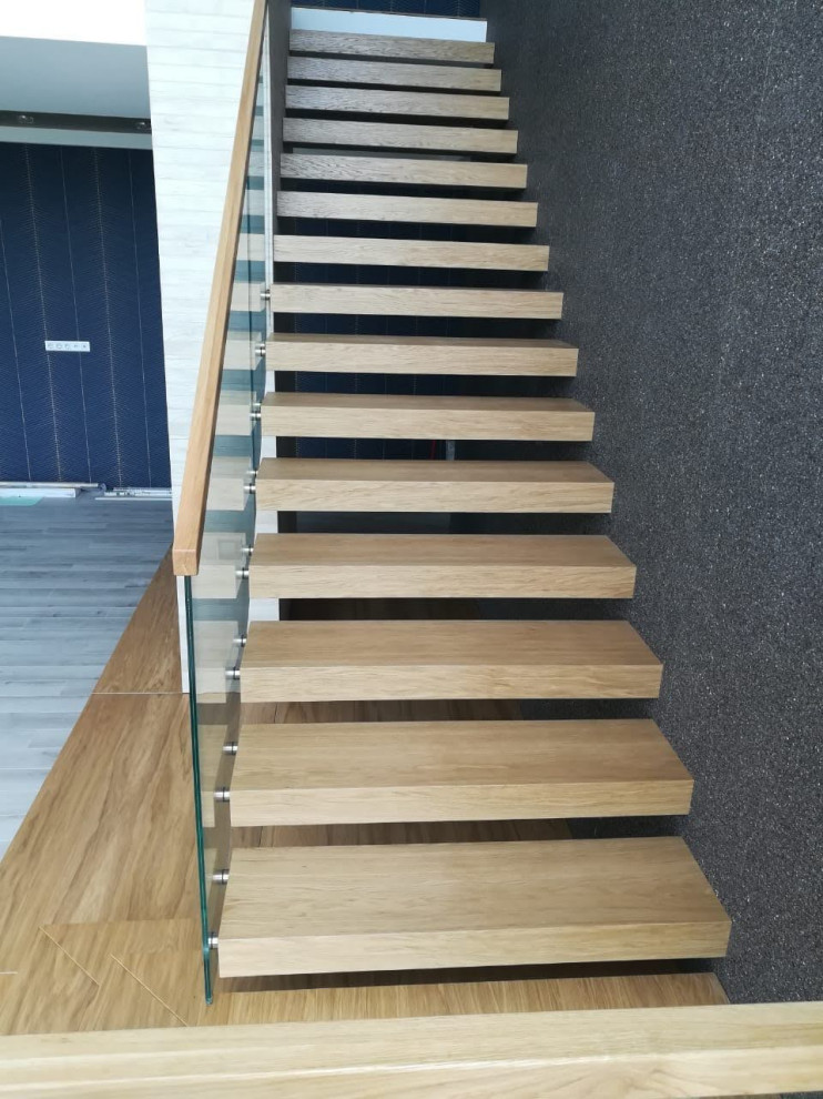 Обложка проекта: Лестница в доме со вторым светом