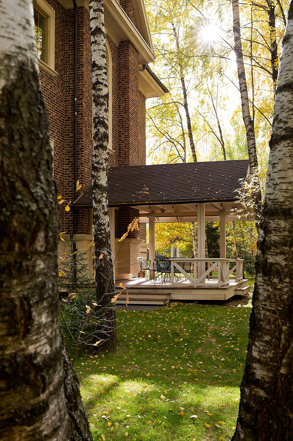 Реконструкция частного дома. Вид на надворный фасад. Терраса