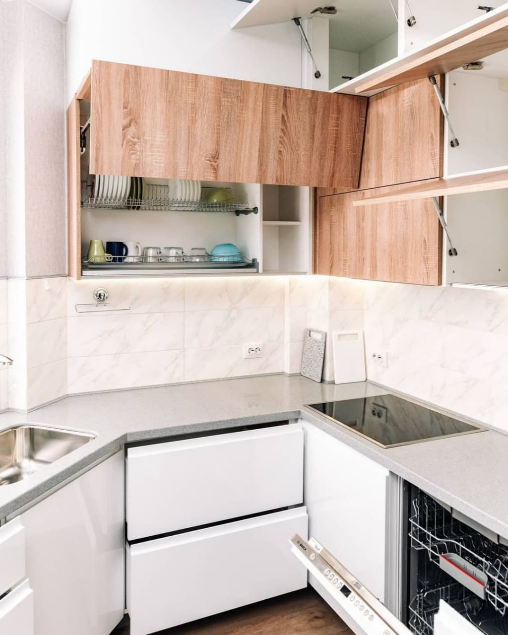 Светлая белая кухня с полуостровом в современном стиле