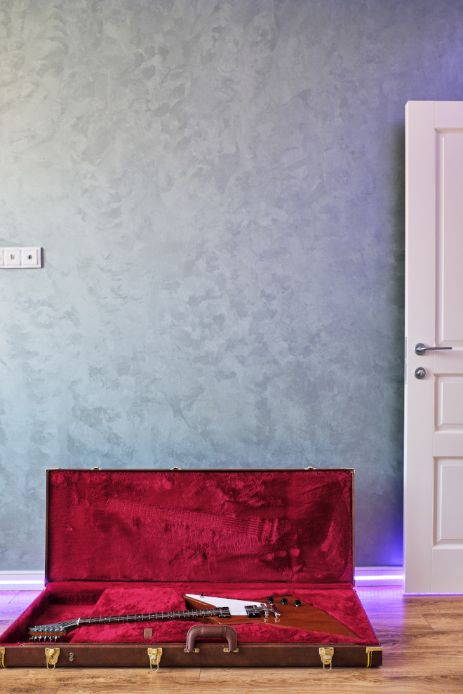 Белые двери Стимул в ярком интерьере