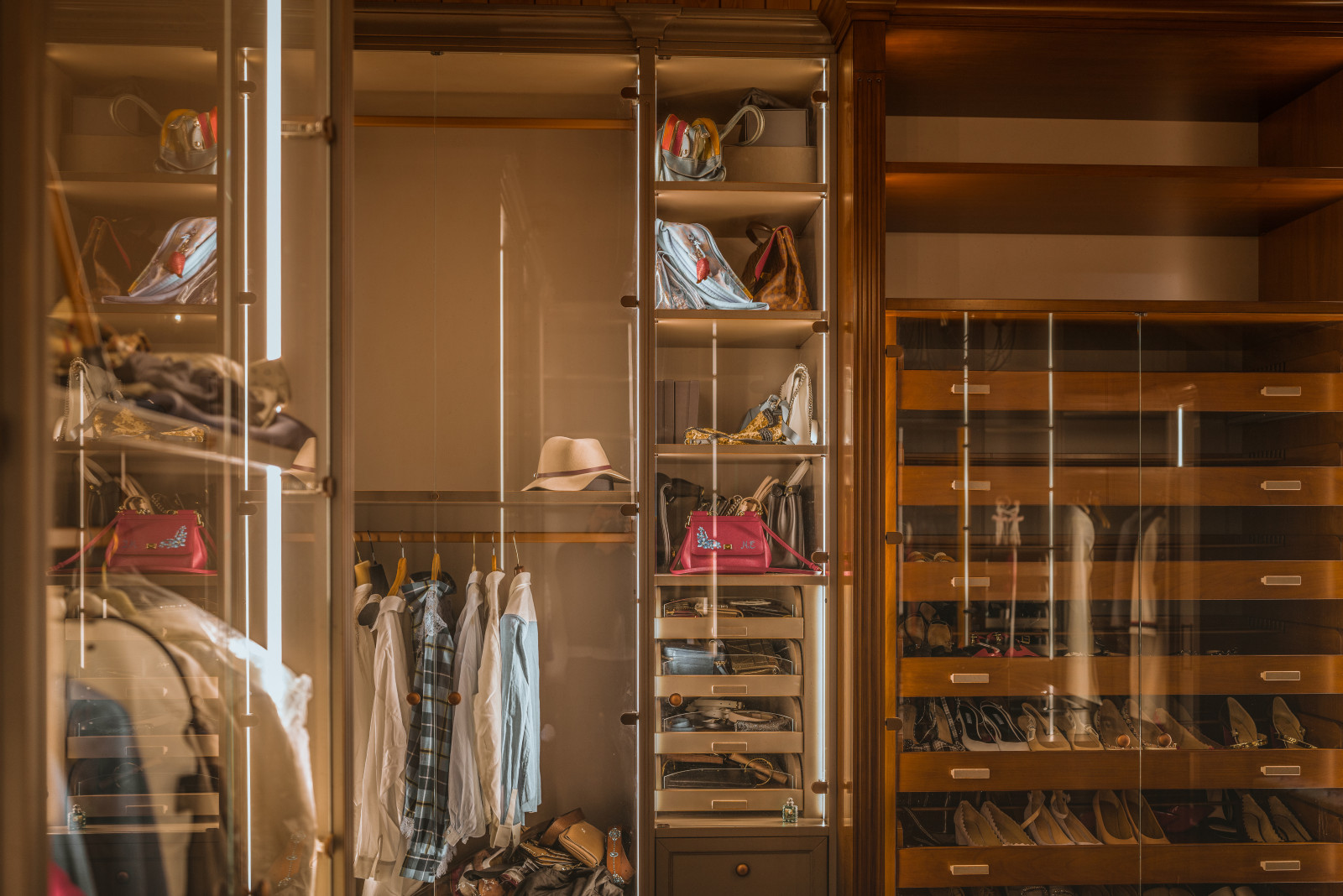 Агиос. Гардеробная в деревянном доме