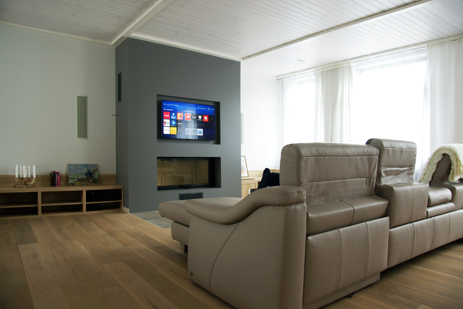 ТВ над камином