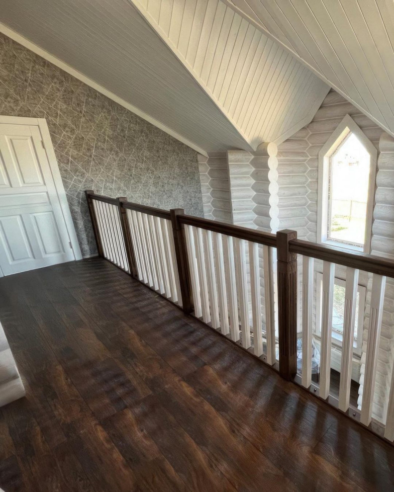 Лестница из ясеня в бревенчатом доме