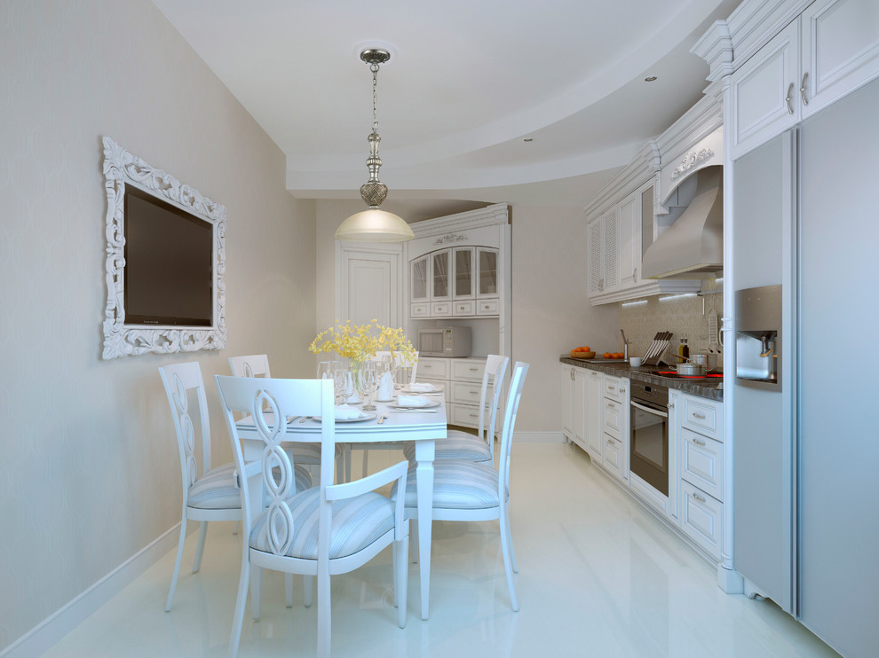 Современная кухня-столовая с элементами классического стиля