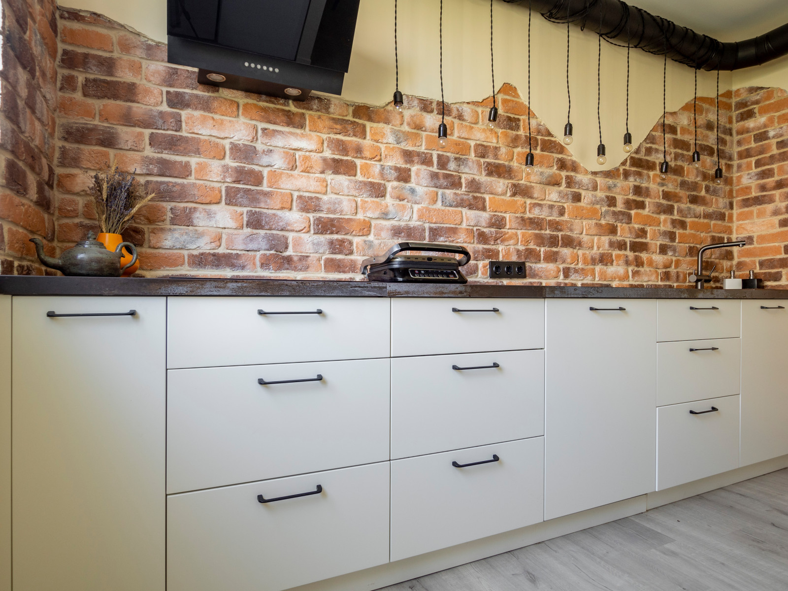 Кухня в стиле неоклассика без верхних модулей