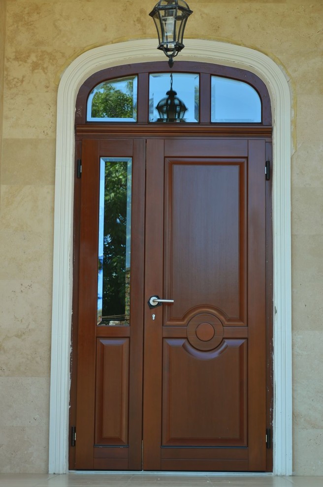 Деревянные входные двери