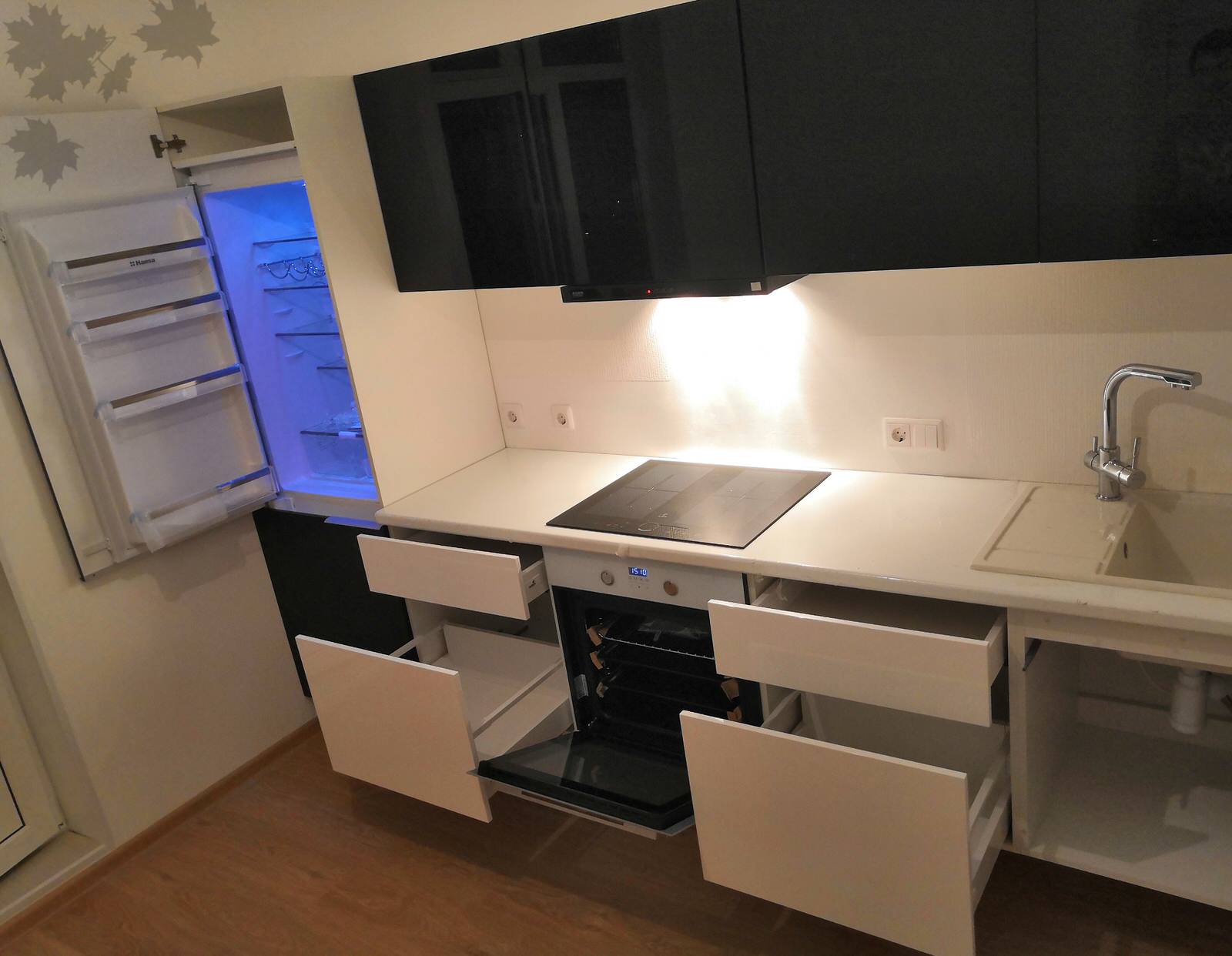 Подвесная глянцевая кухня