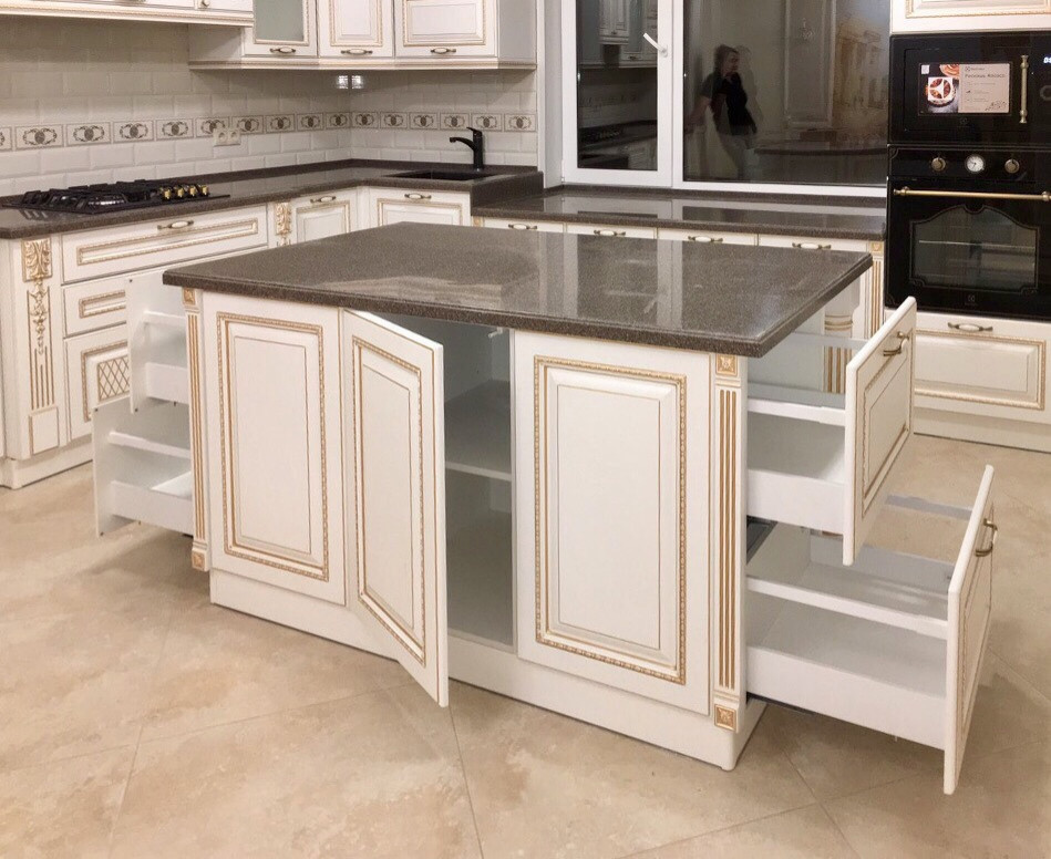 Кухня классика с островом