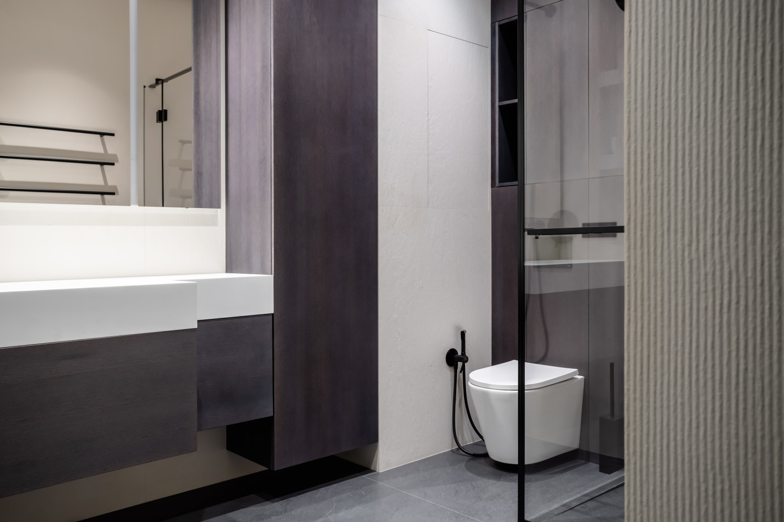 Черно-белая студия с парижским акцентом