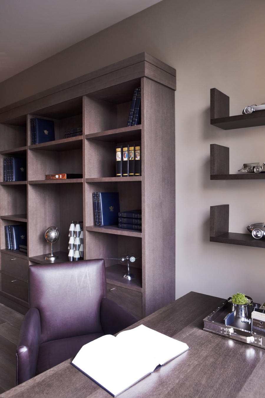 Книжный стеллаж