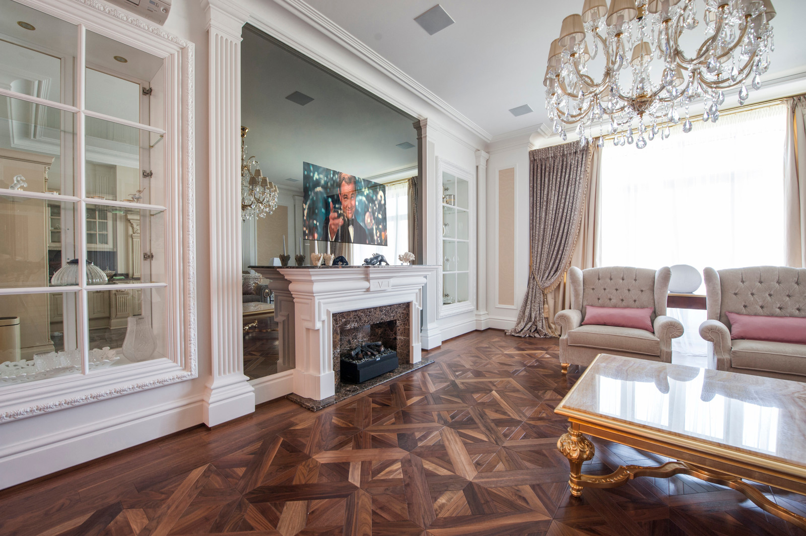 Обложка проекта: Домашний кинотеатр в гостиной.