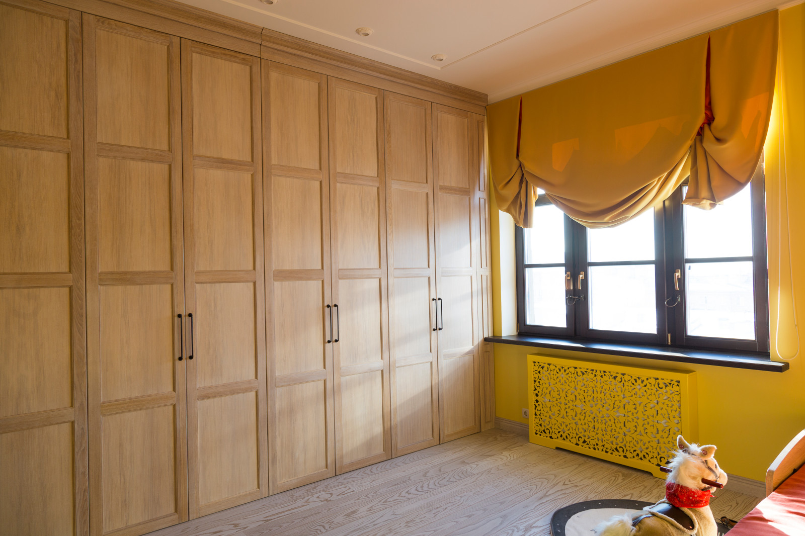 Встроенный шкаф в детскую из массива дуба