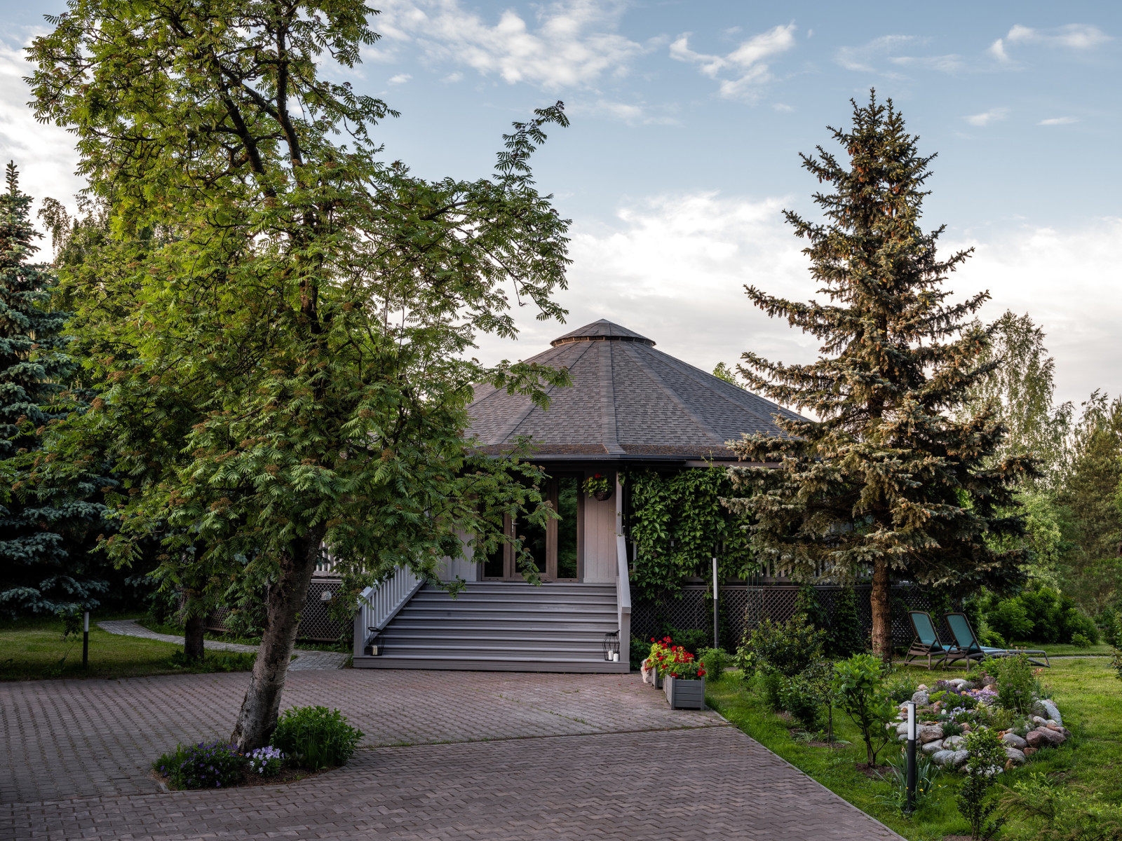 В гостях: Круглый дом с видом на лес