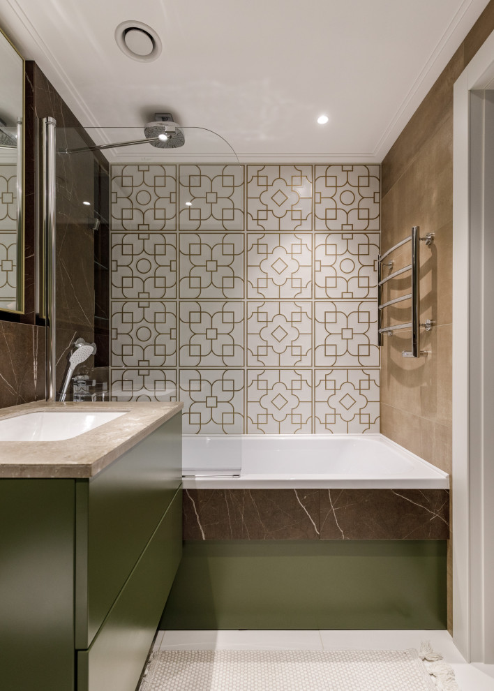 Двухуровневая квартира с лестницей из дерева и стекла