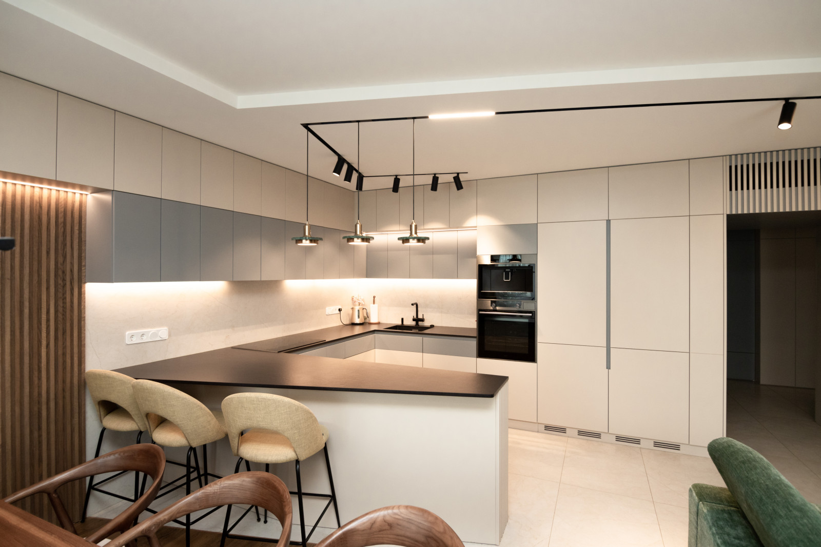 Современная кухня-гостиная с необычной барной стойкой и ТВ-зоной