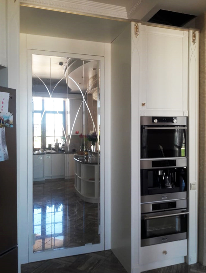 Зеркальная дверь