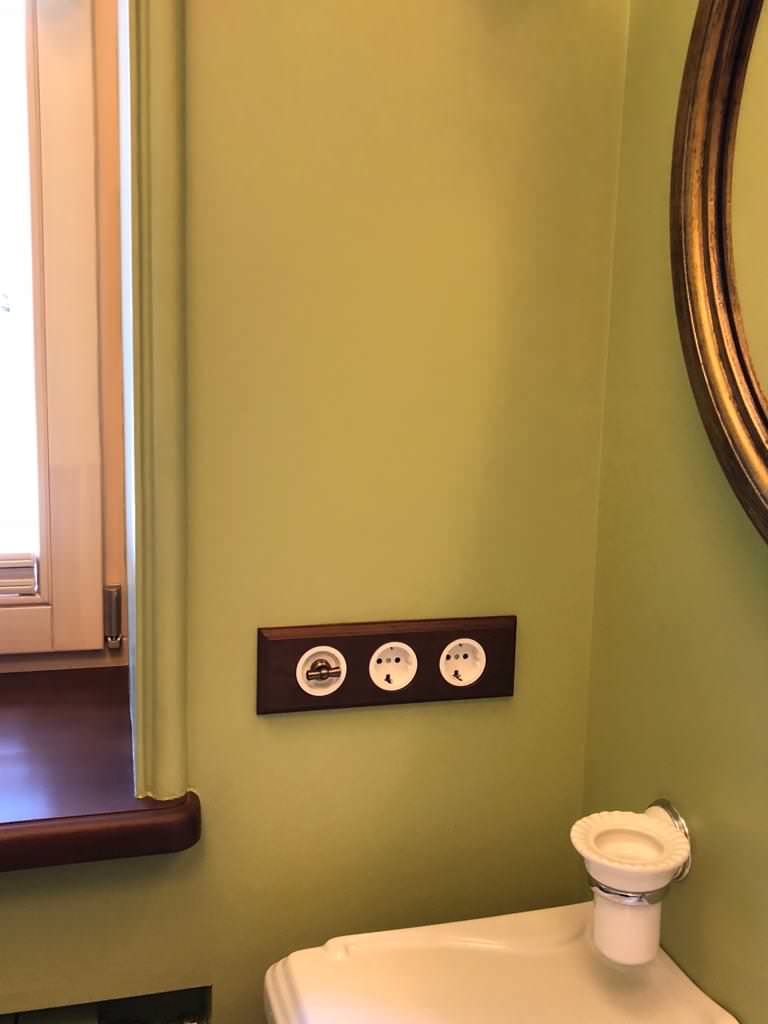 Винтажная электрика Salvador для скрытого монтажа в интерьере загородного дома.