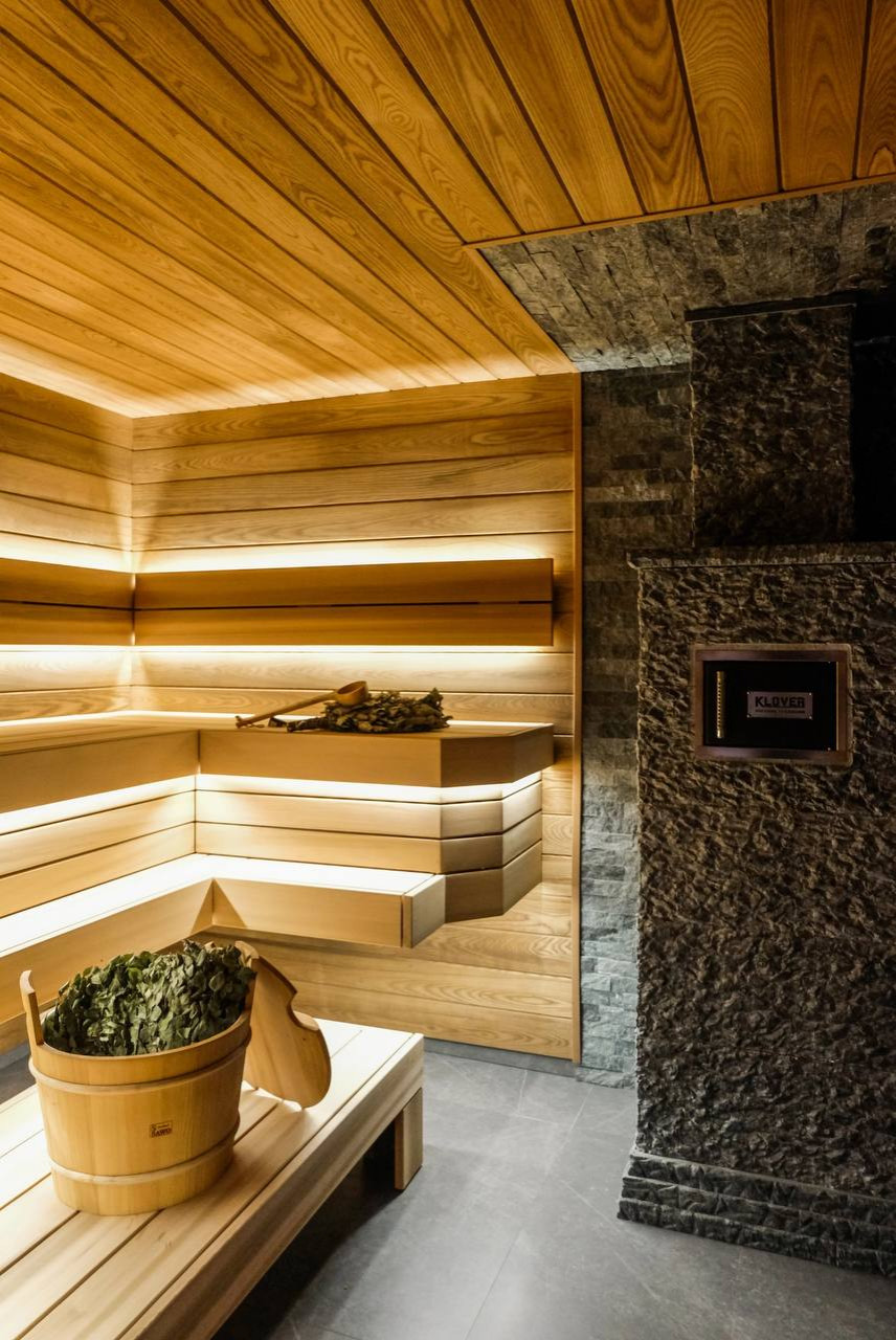 Банная печь Klover в облицовке из талькомагнезита, в обработке Скала