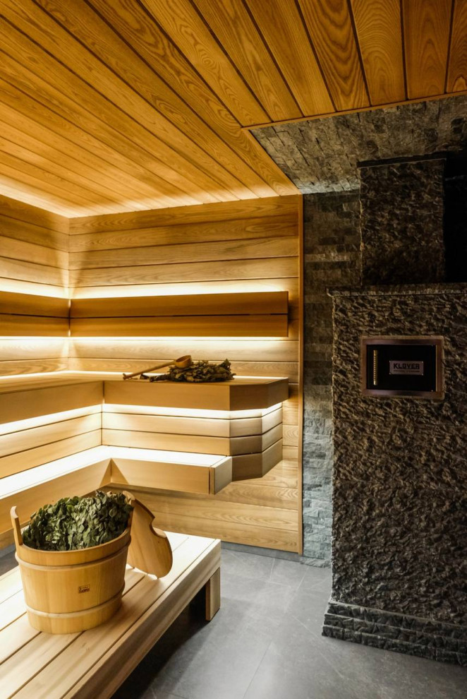 Обложка проекта: Банная печь Klover в облицовке из талькомагнезита, в обработке Скала