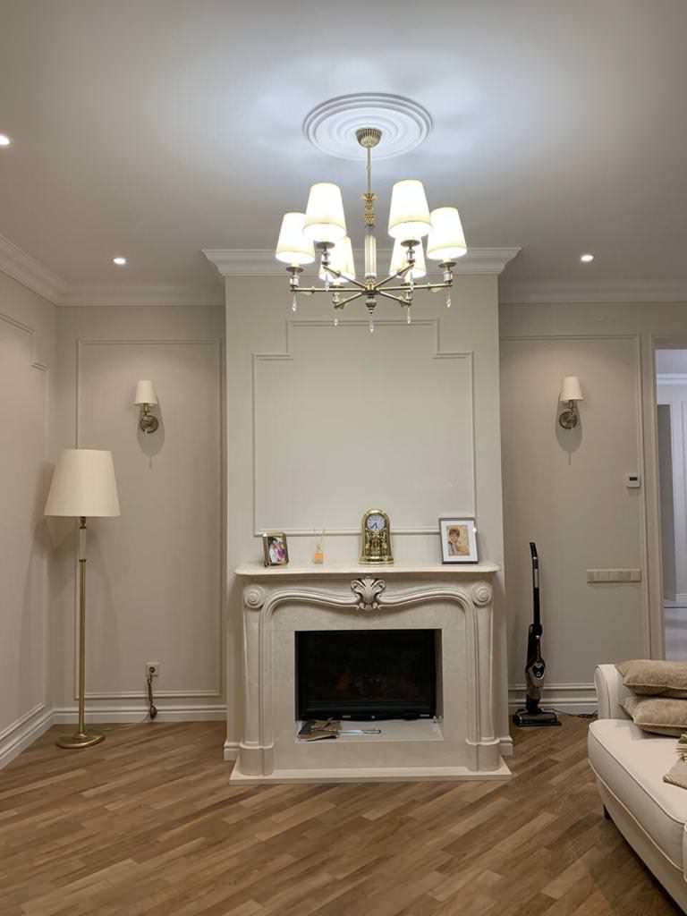 Дровяной камин в загородном доме.