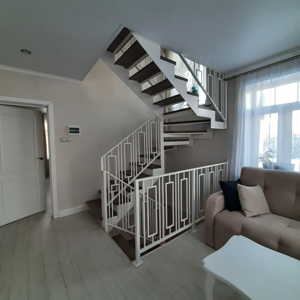 Обложка проекта: Лестница на второй этаж в частном доме. Каркас лестницы на двух косоурах.