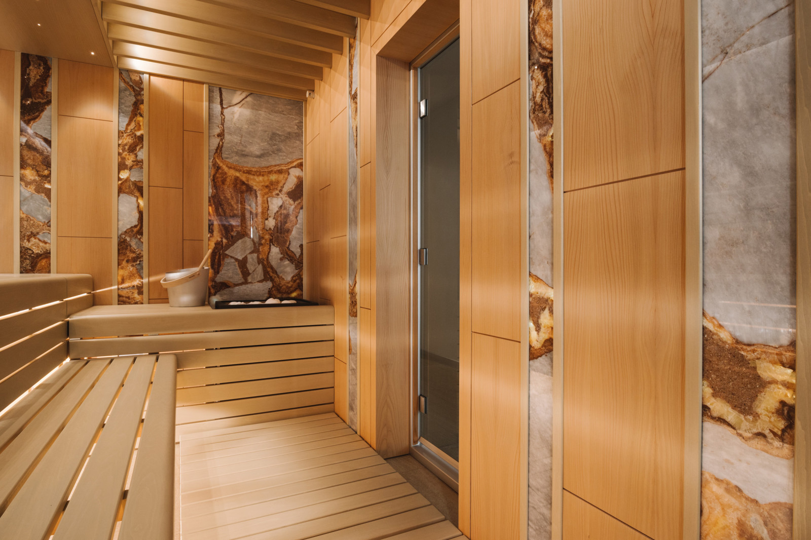 Стены - шпонированные панели из ливанского кедра, мрамор с подсветкой.