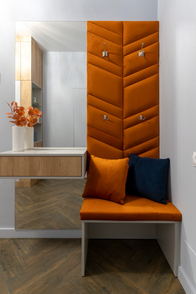 Кухня-гостиная, облегченная, светлая в основном объеме и с акцентным светом, в с