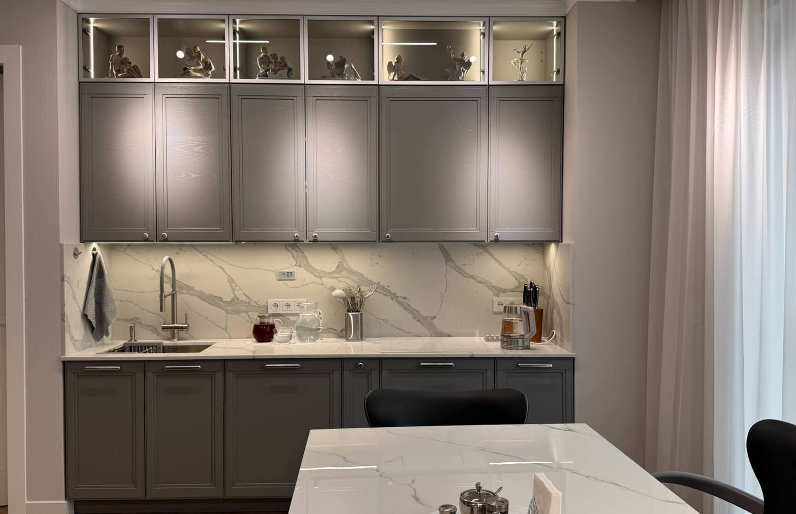 Кухня Фреда в цвете Грейхаун от дизайнера