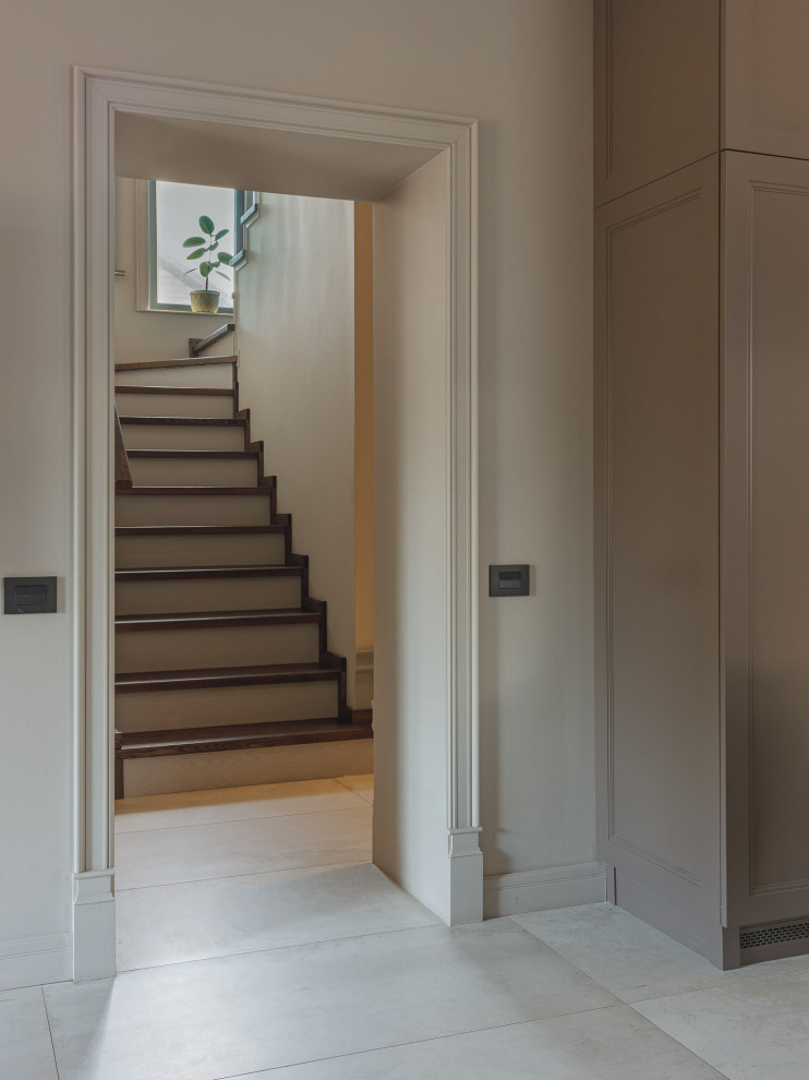 Кухня-гостиная с камином в коттедже Малая Царевщина