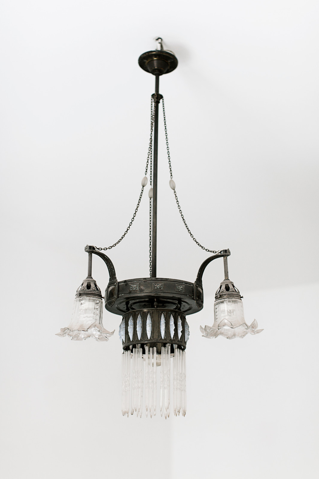 В гостях: Интерьер для троих друзей с авторской мебелью из дерева