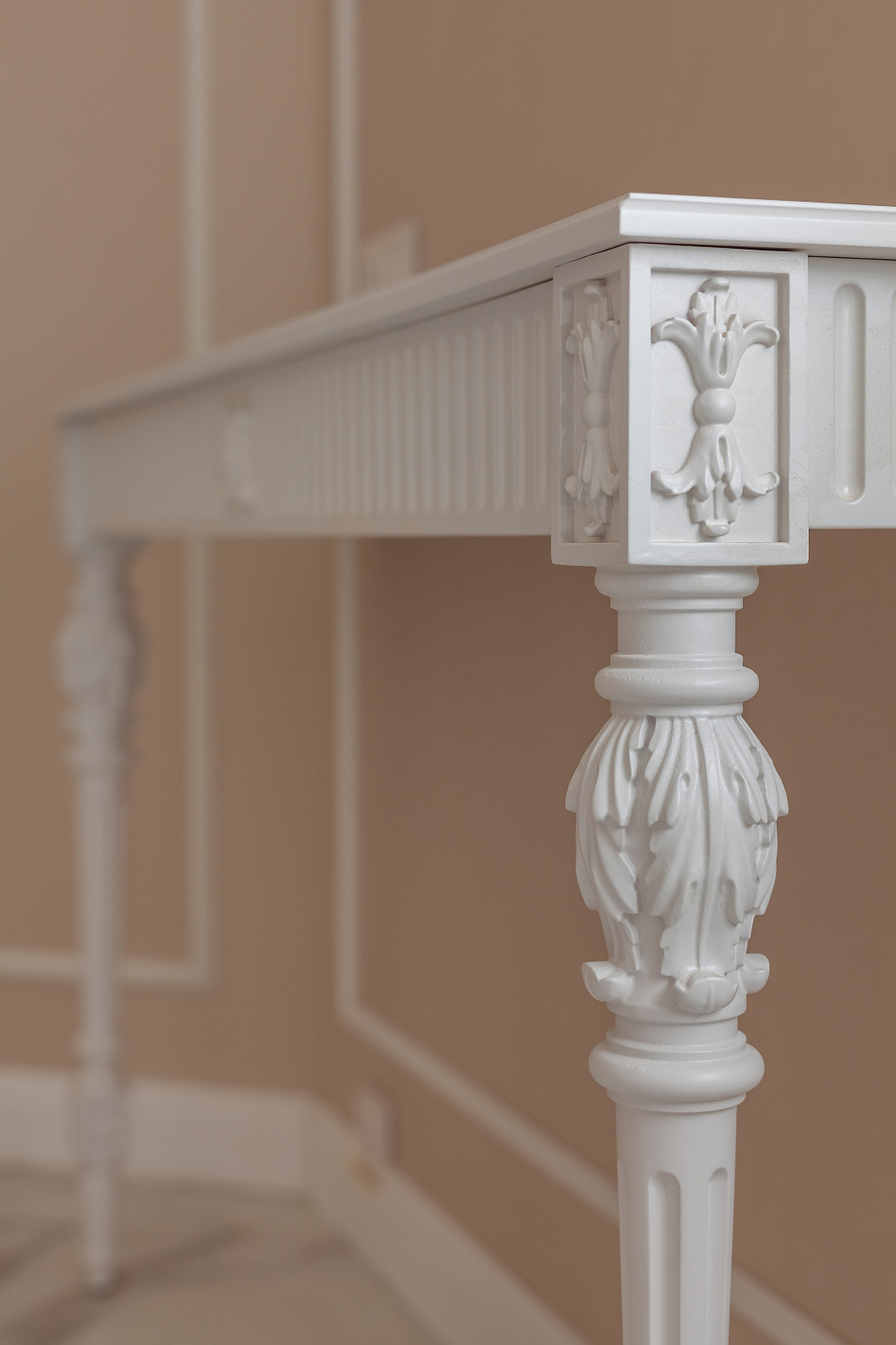 Консольный столик из массива с резными опорами