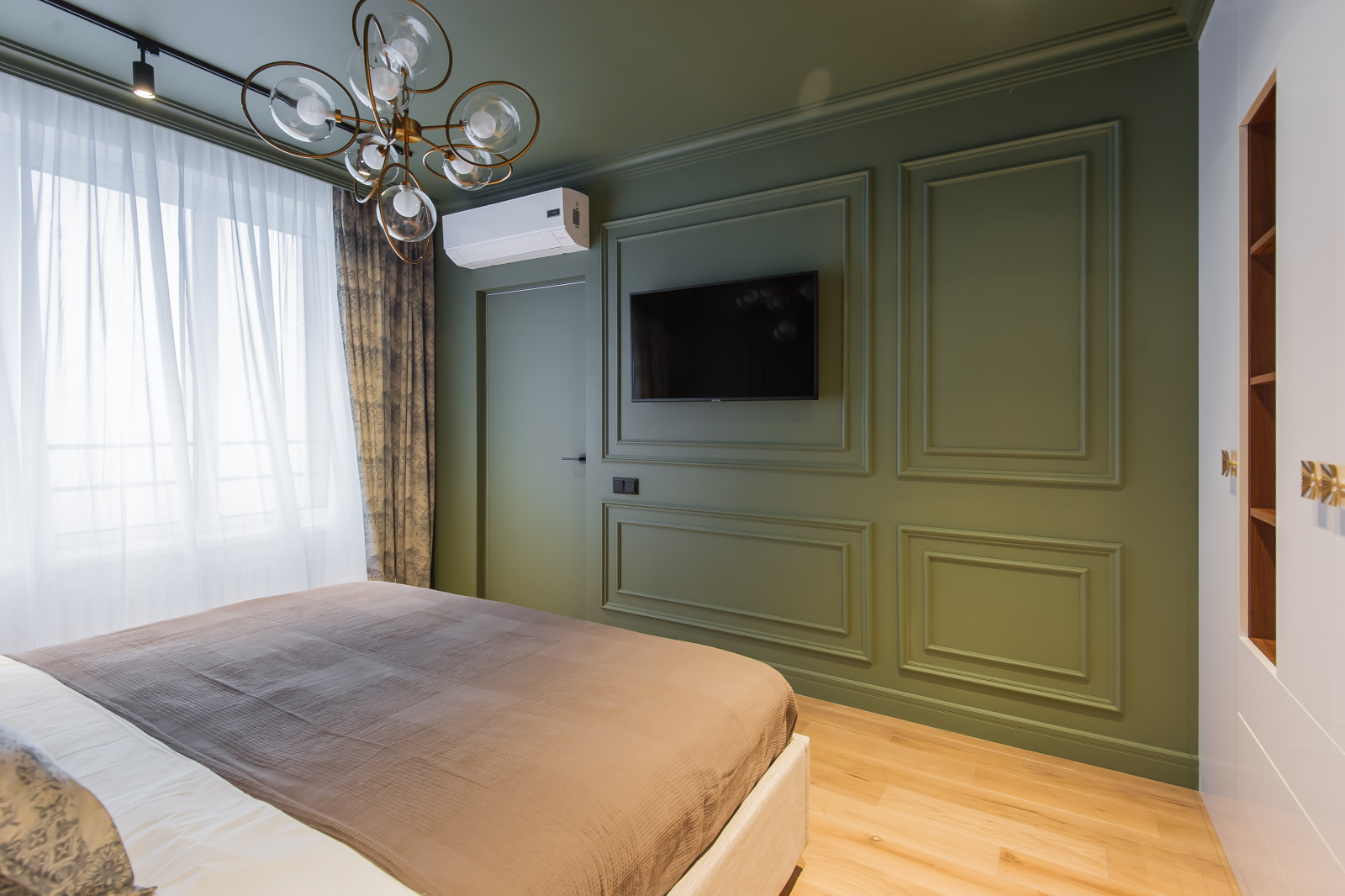 Квартира в современном стиле с зелёной спальней