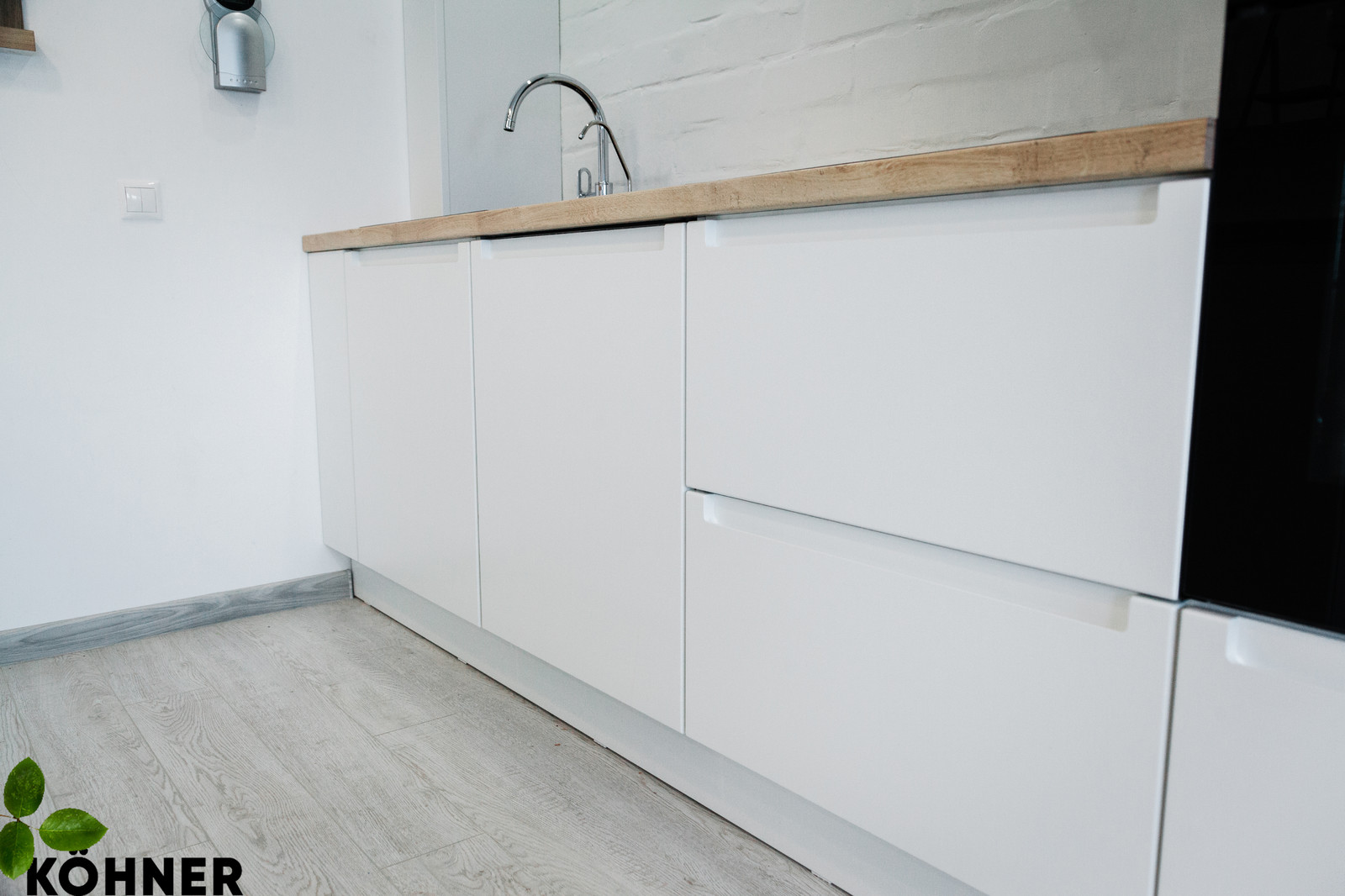 Кухня в скандинавском стиле в мансардной квартире