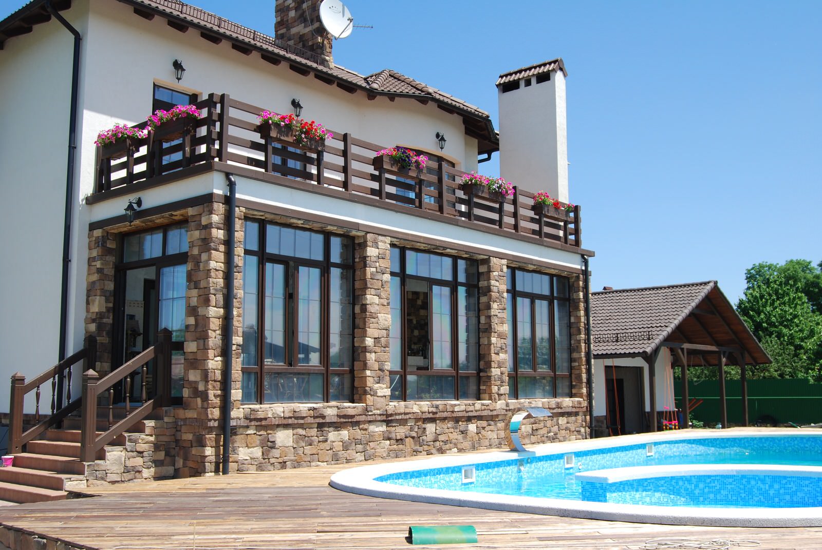 Искусственный камень в экстерьере