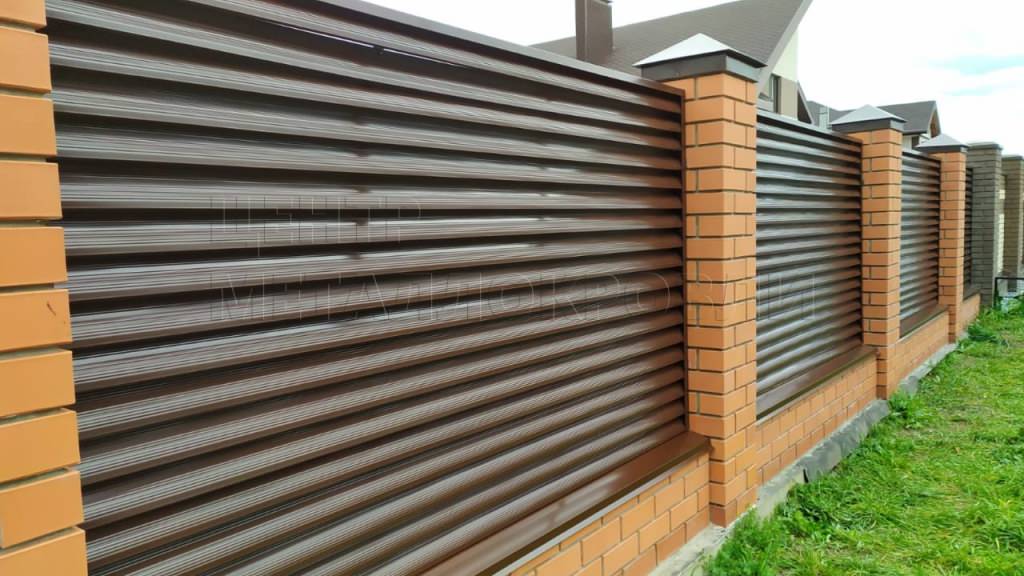 Забор жалюзи из металлического штакетника (евроштакетника)