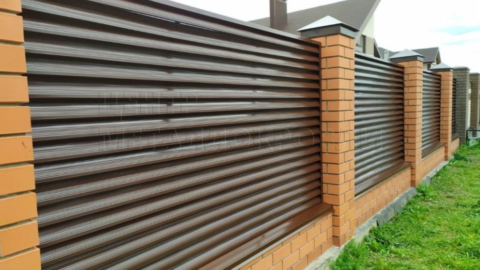 Забор жалюзи из металлического штакетника (евроштакетника)