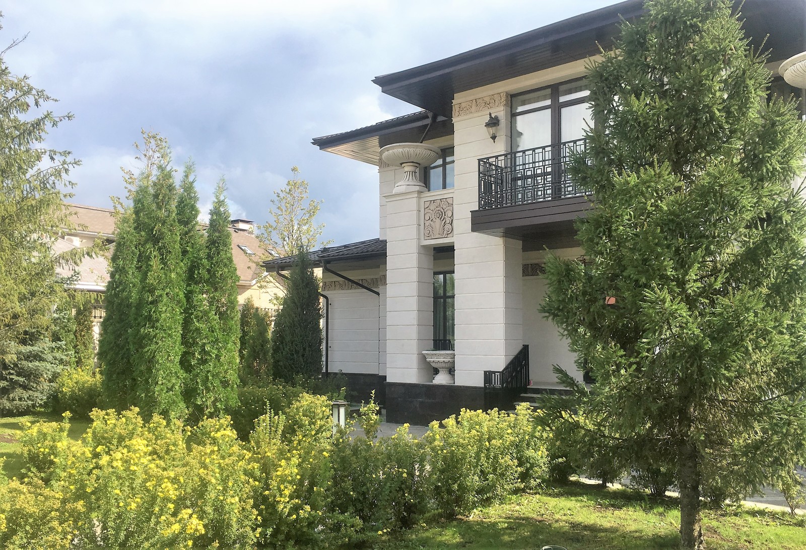 Обложка проекта: Строительство домов – реализованные фасады