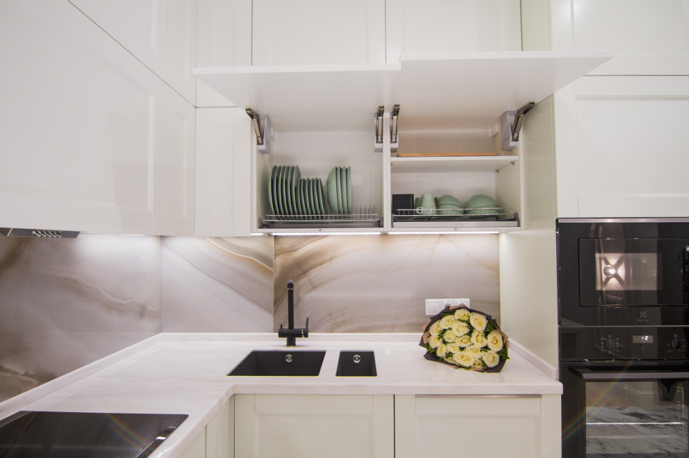 Минималистичная белая кухня с барной стойкой