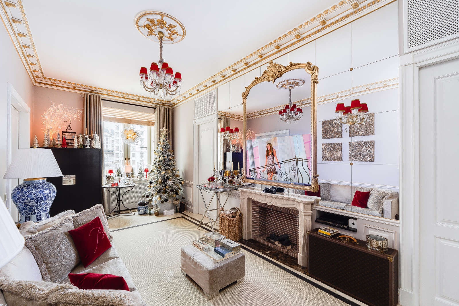 Зеркальный телевизор в итальянском багете.