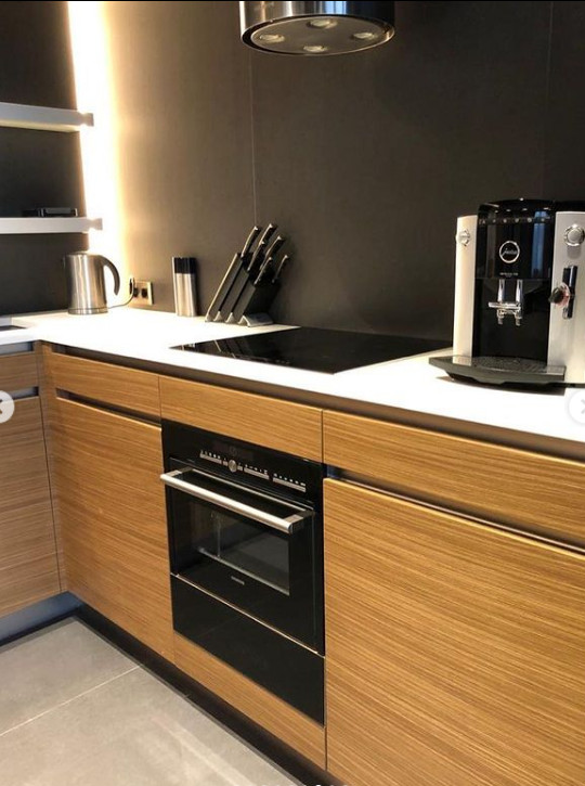 П-образная кухня с фасадами из шпона в Санкт-Петербурге