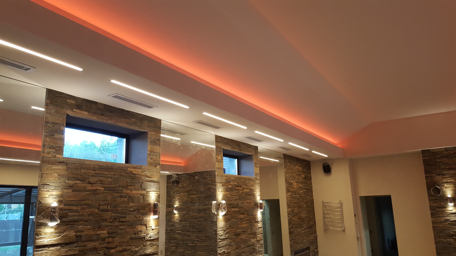 Мансардный натяжной потолок в бассейне частного дома