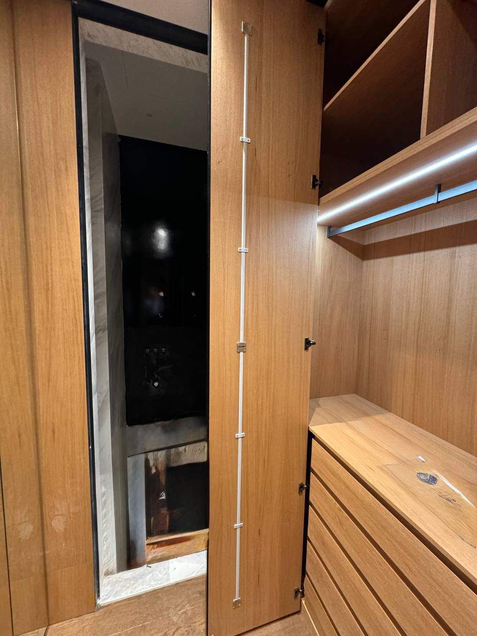 Гардеробная с зеркальными дверями